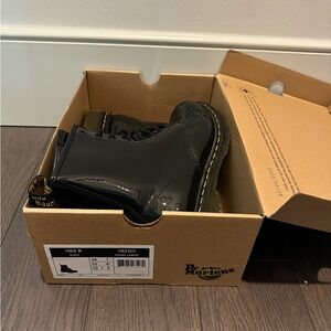 WORN ONCE Dr. Marten’s Women's 1460 Classic Patent Leather Combat Boots Size 9